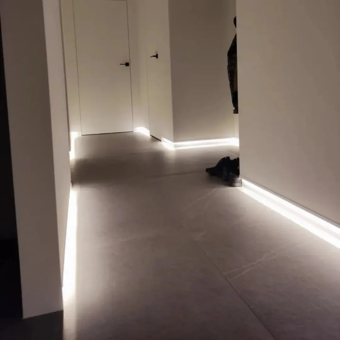 Altı Oval LED'li Süpürgelik Profili görseli 4